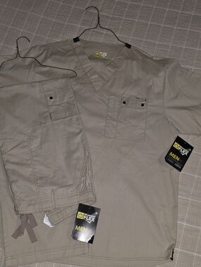 WonderFLEX Men’s Tan Scrub Set - V-Neck Top & Drawstring Pants